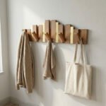 ⁦Porte-Manteau Mural Design Piano en Bois avec Touches Dorées - علاقة ملابس خشبية⁩ - الصورة ⁦2⁩