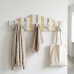 ⁦Porte-Manteau Mural Design Piano en Bois avec Touches Dorées - علاقة ملابس خشبية⁩ - الصورة ⁦7⁩