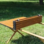 ⁦Table de Camping Pliante en Aluminium avec Design Grain de Bois - طاولة تخييم ألمنيوم قابلة للطي بتصميم خشبي⁩ - الصورة ⁦3⁩
