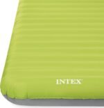 ⁦Matelas de Camping Gonflable Intex 64097NP - Technologie Fiber-Tech avec Pompe USB150 - مرتبة التخييم الهوائية "إنتكس" الفردية فائقة الخفة مع مضخة⁩ - الصورة ⁦4⁩