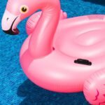 ⁦Bouée Géante Gonflable Flamant Rose Ride-On pour Piscine Intex 57558NP - عوامة الفلامينغو الوردي الضخمة للركوب والاستجمام في المسبح⁩ - الصورة ⁦5⁩