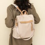 ⁦Sac à Dos Femme Élégant et Tendance Style Chic Couleur Beige SACKDS26BG - حقيبة ظهر نسائية عصرية بتصميم أنيق متعددة الاستخدامات⁩ - الصورة ⁦4⁩