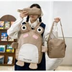 ⁦Sac à Dos Scolaires Enfant 3 en 1 Motif Grenouille Rose Language Style Dos Kawaii Marron SACKDS32MR - طقم حقائب مدرسية للأطفال 3 في 1 بتصميم الضفدع اللطيف⁩ - الصورة ⁦2⁩