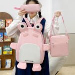 ⁦Sac à Dos Scolaires Enfant 3 en 1 Motif Grenouille Rose Language Style Dos Kawaii Rose SACKDS32RS - طقم حقائب مدرسية للأطفال 3 في 1 بتصميم الضفدع اللطيف⁩ - الصورة ⁦2⁩