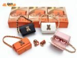 ⁦Écouteurs Sans Fil Bluetooth TWS Q69 Design Mini Sac à Main Clip Ear Clip-On - سماعة بلوتوث لاسلكية بتصميم علبة حقيبة فاخرة⁩ - الصورة ⁦6⁩