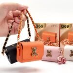 ⁦Écouteurs Sans Fil Bluetooth TWS Q69 Design Mini Sac à Main Clip Ear Clip-On - سماعة بلوتوث لاسلكية بتصميم علبة حقيبة فاخرة⁩ - الصورة ⁦4⁩