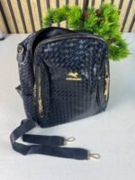 ⁦Sac à Dos Femme en Cuir Tressé Élégant avec Ceinture D'Épaule Convertible - حقيبة ظهر جلدية للنساء بتصميم فاخر⁩ - الصورة ⁦2⁩